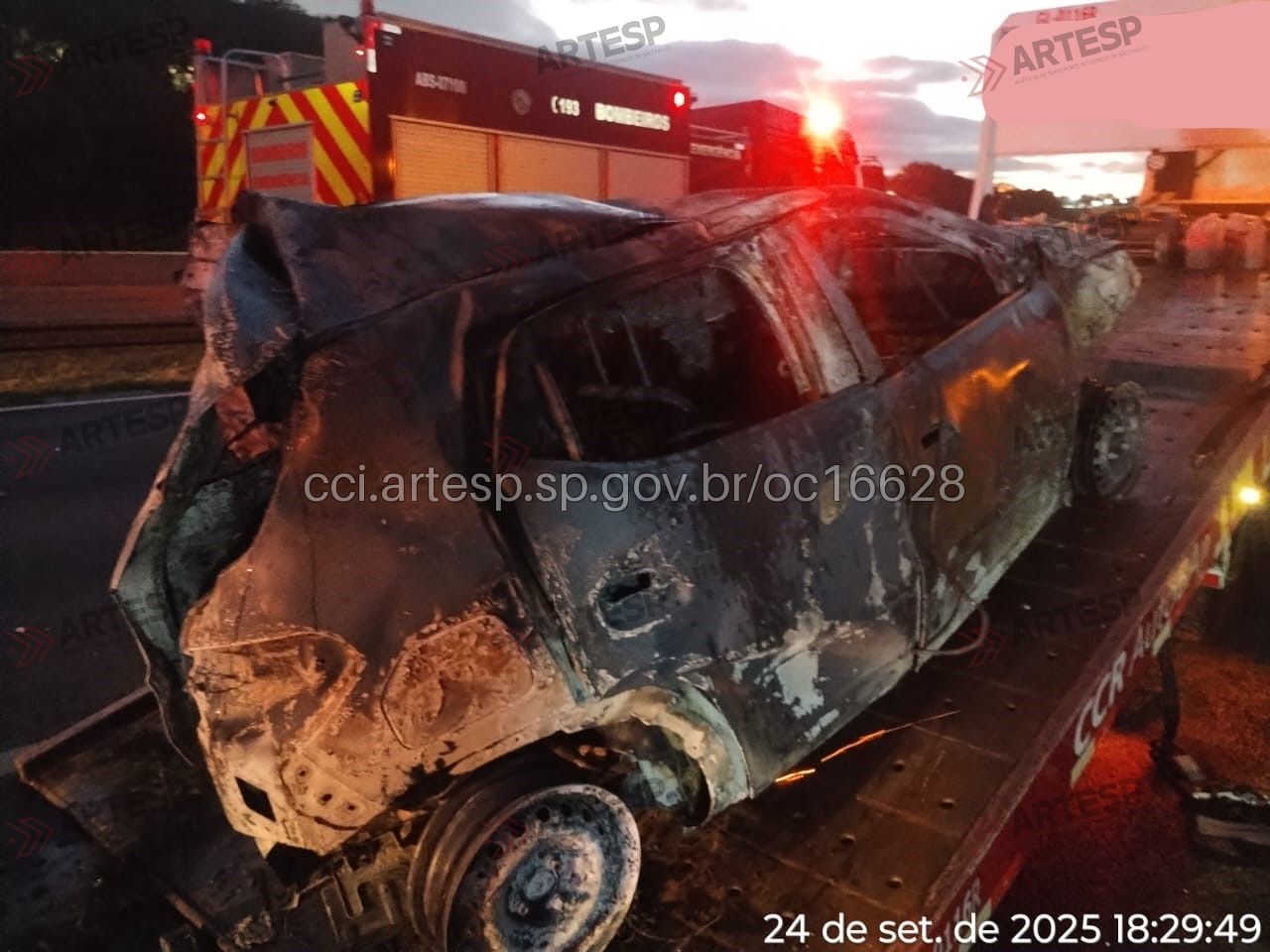 Motorista de carro fica gravemente ferido em colisão com carreta na SP-348, em Campinas