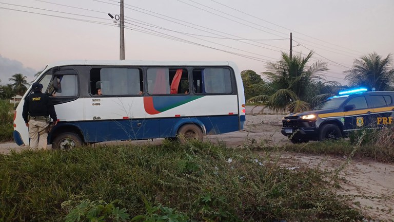 Alunos do ensino infantil do RN correm perigo em ônibus escolar irregular na BR-101