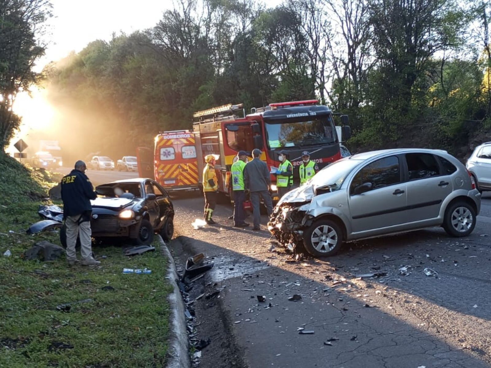 Acidente na BR-282/SC mata 2 pessoas e fere outras 3, em Pinhalzinho