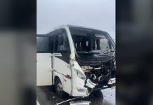 Acidente entre micro-ônibus e caminhão na BR-101/SC deixa 18 feridos em Palhoça Acidente entre micro-ônibus e caminhão na BR-101/SC deixa 18 feridos em Palhoça