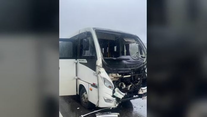 Acidente entre micro-ônibus e caminhão na BR-101/SC deixa 18 feridos em Palhoça