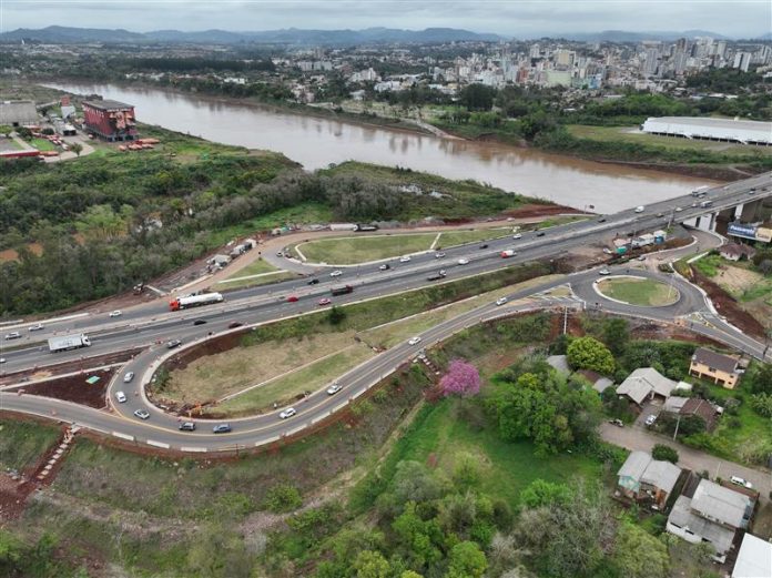 Serviços bloqueiam acesso na BR-386/RS, em Estrela, neste domingo (7)