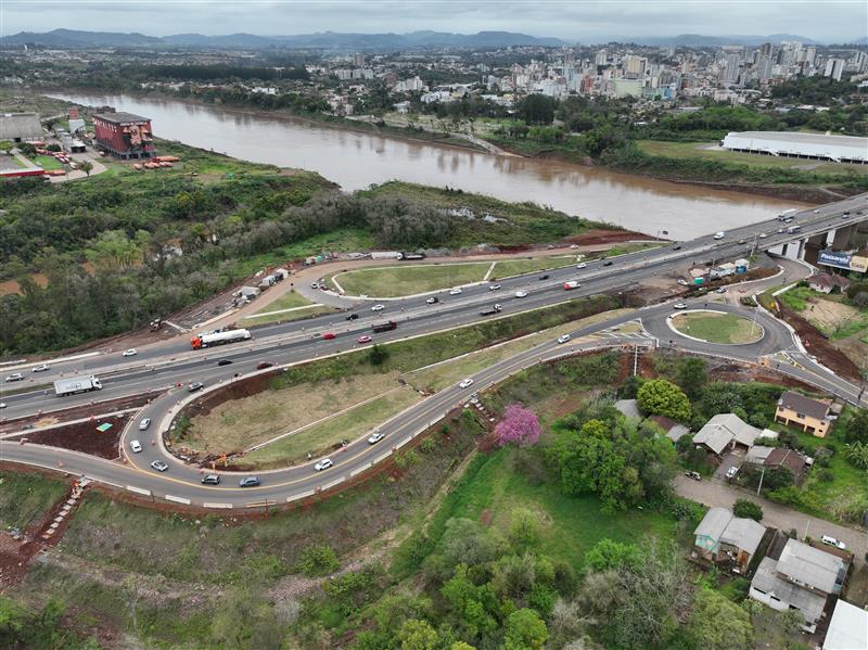 Serviços bloqueiam acesso na BR-386/RS, em Estrela, neste domingo (7)