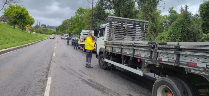 Fiscalização no RS flagra caminhões irregulares e motoristas com toxicológico vencido Fiscalização no RS flagra caminhões irregulares e motoristas com toxicológico vencido