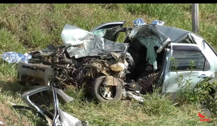 Acidente entre ônibus e carro na BR-116 deixa motorista morto, em Santa Rita de Minas