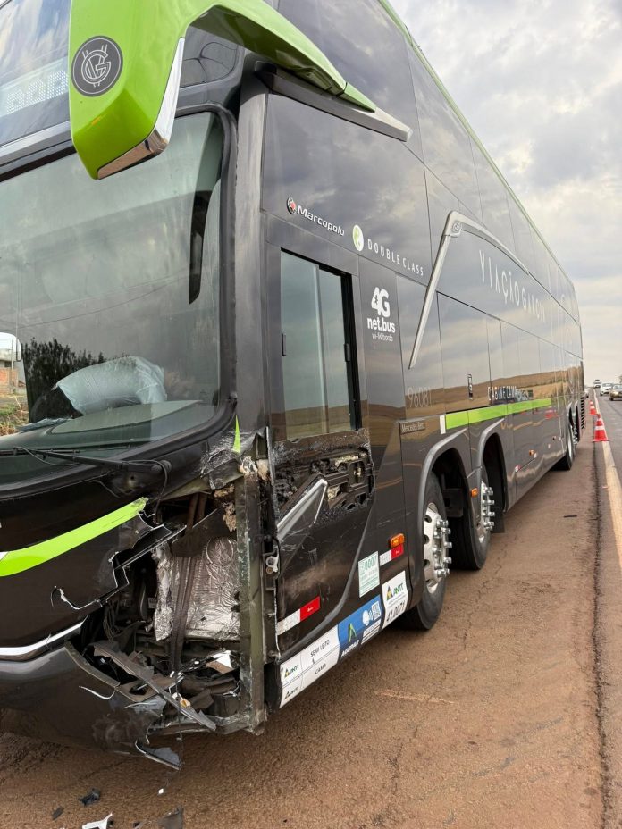 Ônibus da Garcia bate em picape de concessionária e deixa motorista ferido na PR-855