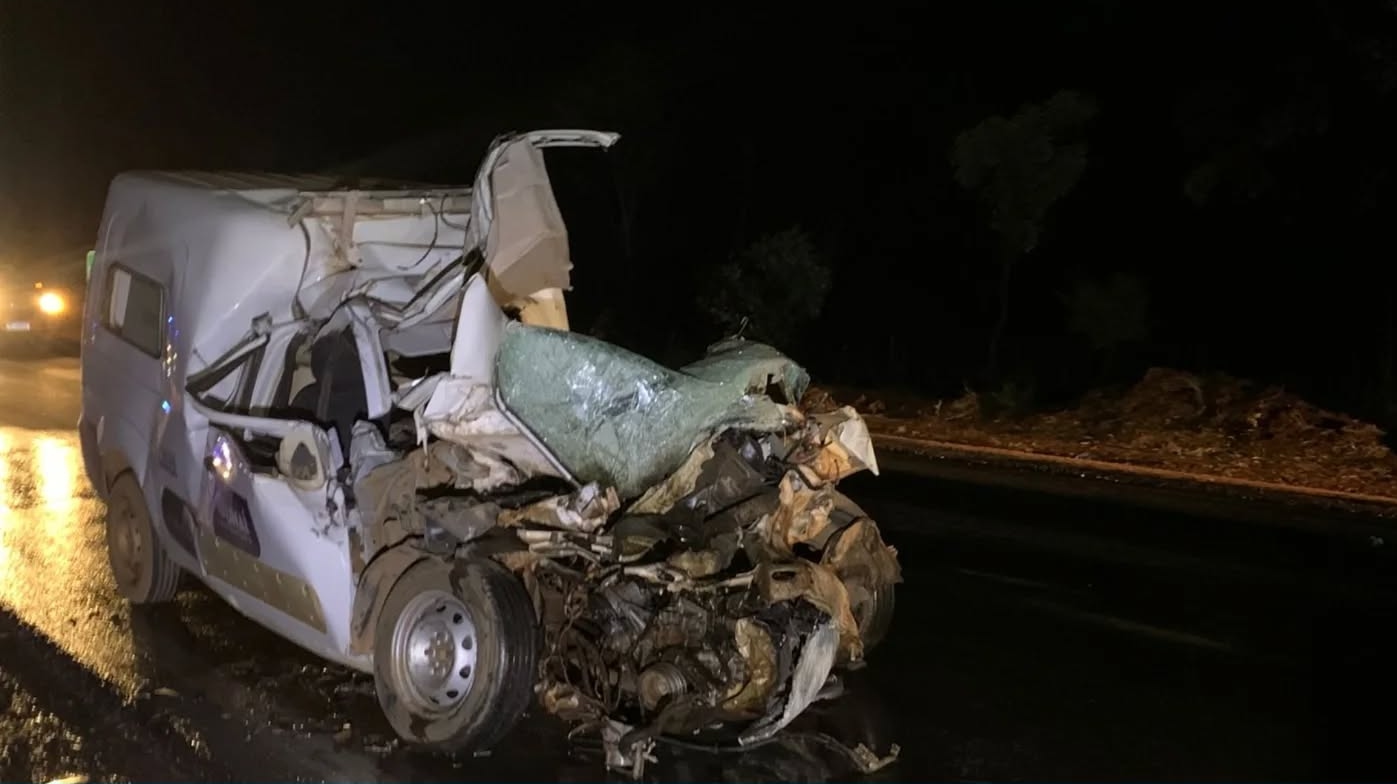 Acidente entre ambulância e caminhão deixa três mortos na BR-251/MG, em Unaí