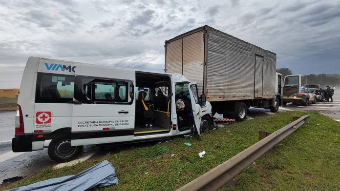 Ambulância colide na traseira de caminhão e deixa 1 morto e 4 feridos, na SP-280