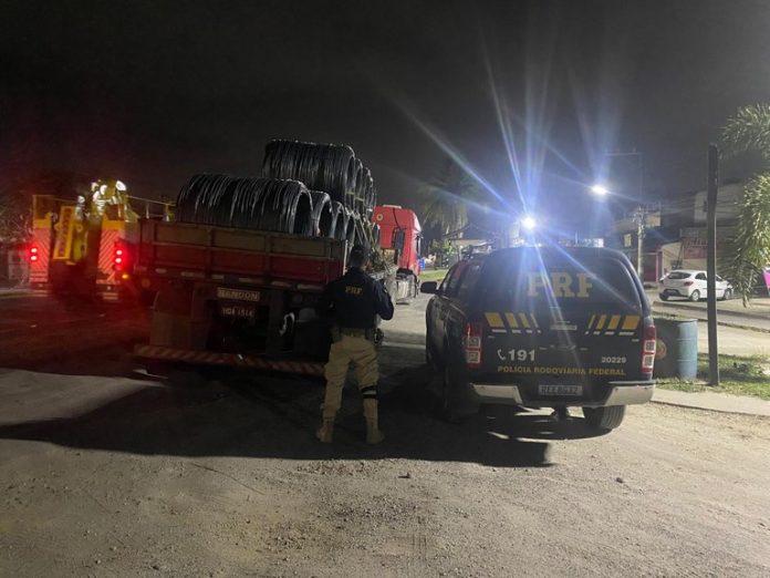 Carreta roubada em Paracambi é recuperada na BR-465/RJ, em Seropédica Carreta roubada em Paracambi é recuperada na BR-465/RJ, em Seropédica