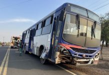 Ônibus irregular colide com carro na PI-236, em Tamboril, e deixa 3 feridos, sendo 1 criança Ônibus irregular colide com carro na PI-236, em Tamboril, e deixa 3 feridos, sendo 1 criança