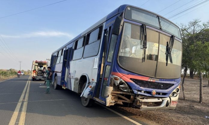 Ônibus irregular colide com carro na PI-236, em Tamboril, e deixa 3 feridos, sendo 1 criança Ônibus irregular colide com carro na PI-236, em Tamboril, e deixa 3 feridos, sendo 1 criança