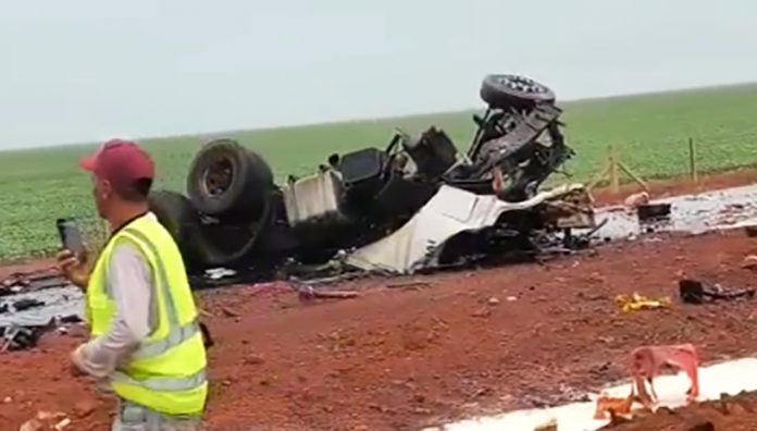 Caminhoneiro morre em acidente com carreta na BR-163/MT, em Nova Mutum Caminhoneiro morre em acidente com carreta na BR-163/MT, em Nova Mutum