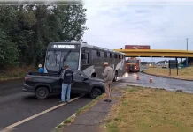 Picape Strada colide com ônibus na rodovia PR-218 e motorista fica ferido Picape Strada colide com ônibus na rodovia PR-218 e motorista fica ferido