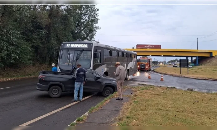 Picape Strada colide com ônibus na rodovia PR-218 e motorista fica ferido Picape Strada colide com ônibus na rodovia PR-218 e motorista fica ferido