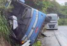 Ônibus da Águia Branca tomba na BR-101/BA e deixa feridos, em Wenceslau Guimarães Ônibus da Águia Branca tomba na BR-101 e deixa feridos, em Wenceslau Guimarães