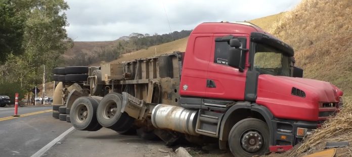 Motoqueiro morre em colisão com carreta na BR-116/MG, em Santa Rita de Minas