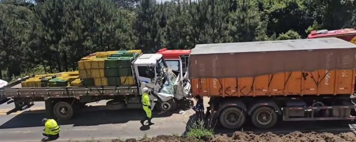 Acidente no Contorno Norte, no PR, deixa criança morta; socorristas choram após atendimento Acidente no Contorno Norte, no PR, deixa criança morta; socorristas choram após atendimento