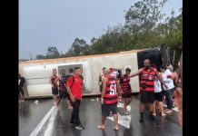 VÍDEO: Ônibus com torcedores do Flamengo tomba na Dutra e deixa dezenas de feridos, no RJ VÍDEO: Ônibus com torcedores do Flamengo tomba na Dutra e deixa 46 feridos, no RJ