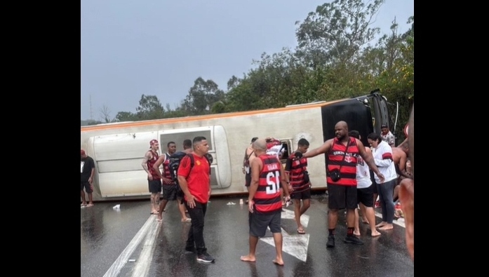 VÍDEO: Ônibus com torcedores do Flamengo tomba na Dutra e deixa 46 feridos, no RJ