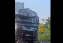 Carreta bate em ônibus da Eucatur na BR-364/RO e deixa caminhoneiro ferido, em Jaru Carreta bate em ônibus da Eucatur na BR-364/RO e deixa caminhoneiro ferido, em Jaru