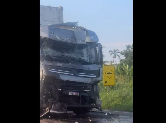 Carreta bate em ônibus da Eucatur na BR-364/RO e deixa caminhoneiro ferido, em Jaru Carreta bate em ônibus da Eucatur na BR-364/RO e deixa caminhoneiro ferido, em Jaru