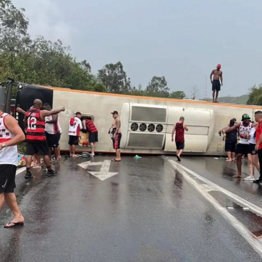 Motorista do ônibus com torcedores do Flamengo fugiu após acidente e outro teve amputação Motorista do ônibus com torcedores do Flamengo fugiu após acidente e outro teve amputação