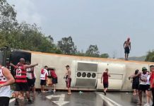 Motorista do ônibus com torcedores do Flamengo fugiu após acidente e outro teve amputação Motorista do ônibus com torcedores do Flamengo fugiu após acidente e outro teve amputação