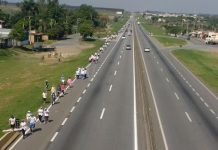 Romeiros recebem orientações na Via Dutra durante peregrinação a Aparecida do Norte (SP) Romeiros recebem orientações na Via Dutra durante peregrinação a Aparecida do Norte (SP)