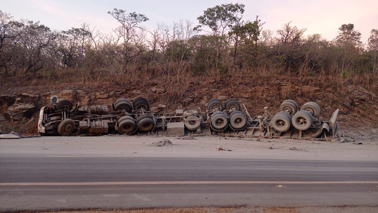 Caminhoneiro morre em tombamento na BR-414/GO, em Corumbá de Goiás