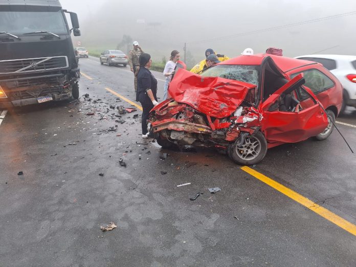 Colisão de carreta com carro na SC-418 deixa 1 morto e 1 ferido grave, em Joinville