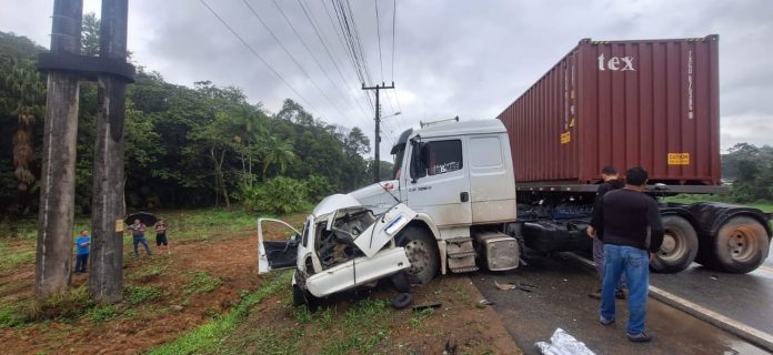 Motorista morre em colisão com carreta na SC-110, em Jaraguá do Sul