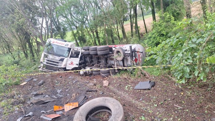 VÍDEO: Carreta com produto perigoso bate na SC-157 e interdita a via, em Coronel Freitas VÍDEO: Carreta com produto perigoso bate na SC-157 e interdita a via, em Coronel Freitas