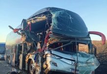 Acidente entre ônibus e carreta na BR-135 deixa 1 morto e 5 feridos, na Bahia Acidente entre ônibus e carreta na BR-135 deixa 1 morto e 5 feridos, na Bahia