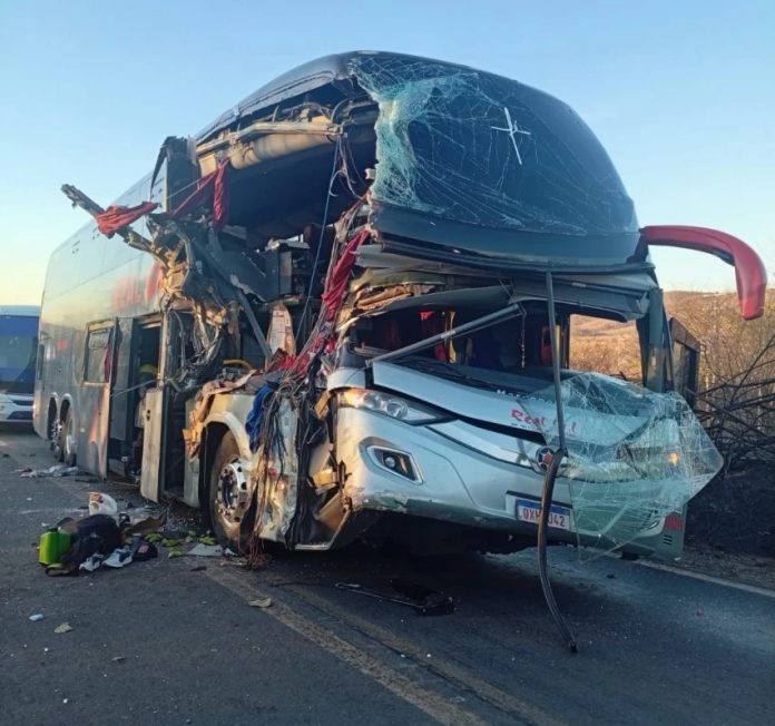 Acidente entre ônibus e carreta na BR-135 deixa 1 morto e 5 feridos, na Bahia Acidente entre ônibus e carreta na BR-135 deixa 1 morto e 5 feridos, na Bahia