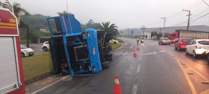 Carreta Scania irregular tomba na SC-108 e deixa três feridos, em Brusque