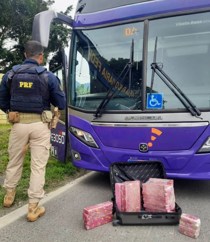 Passageiro com mala "recheada de droga" é preso na Régis Bittencourt, em Miracatu (SP)