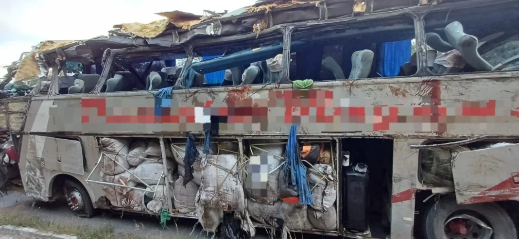 Ônibus da tragédia com 17 mortos na BR-423/PE está com licenciamento vencido e tem 16 multas