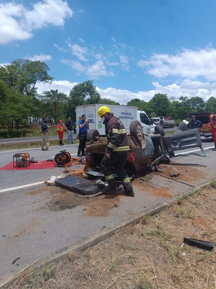 Acidente entre ambulância e carro na BR-153/GO deixa 3 mortos, em Prof. Jamil
