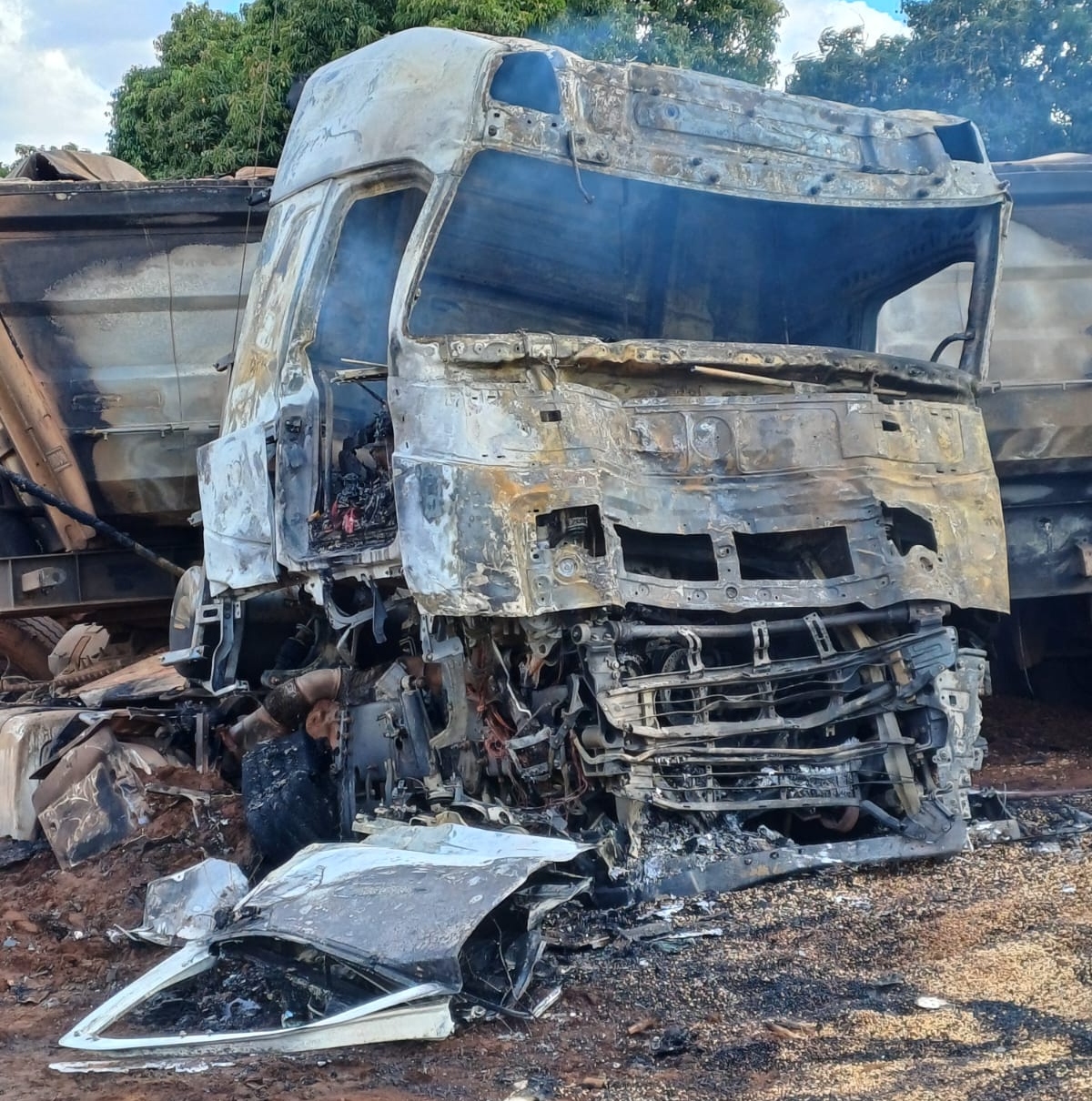 Caminhoneiro e ajudante morrem em colisão frontal na BR-452/GO, em Rio Verde