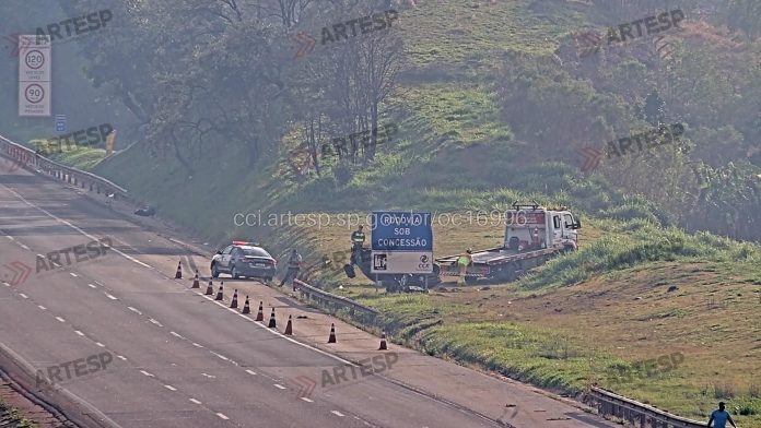 Capotamento na Rodovia Castello Branco (SP-280) deixa uma pessoa morta e quatro feridas, em Mairinque (SP).