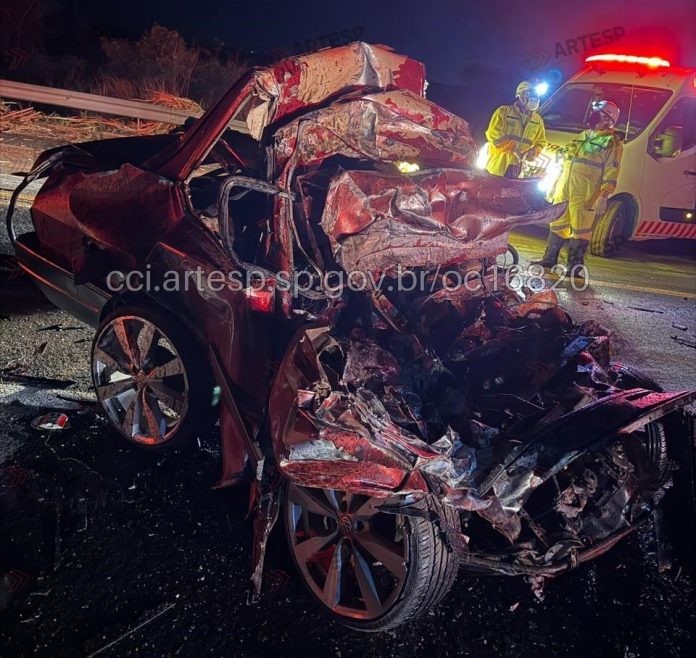 Motorista morre na SP-304 após colisão contra bitrem, em Mineiros do Tietê Motorista morre na SP-304 após colisão contra bitrem, em Mineiros do Tietê