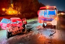 Ônibus e carro batem de frente na BR-040/MG, em Sete Lagoas, e deixam um morto Ônibus e carro batem de frente na BR-040/MG, em Sete Lagoas, e deixam um morto