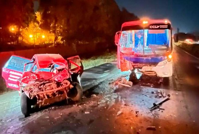 Ônibus e carro batem de frente na BR-040/MG, em Sete Lagoas, e deixam um morto Ônibus e carro batem de frente na BR-040/MG, em Sete Lagoas, e deixam um morto