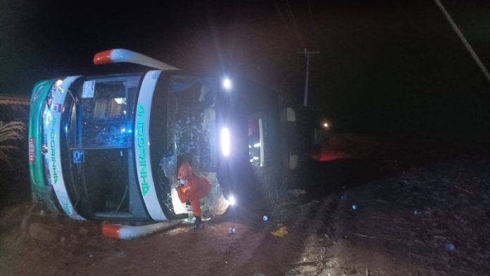 Ônibus da Andorinha tomba na BR-070/MT, em Primavera do Leste Ônibus da Andorinha tomba na BR-070/MT, em Primavera do Leste