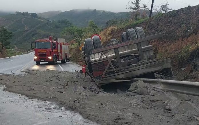 Jovem morre após caminhão tombar na rodovia BR-146/MG, entre Guaxupé e S. Pedro da União na Serra de São Pedro. Jovem morre após caminhão tombar na rodovia BR-146/MG, entre Guaxupé e S. Pedro da União na Serra de São Pedro.