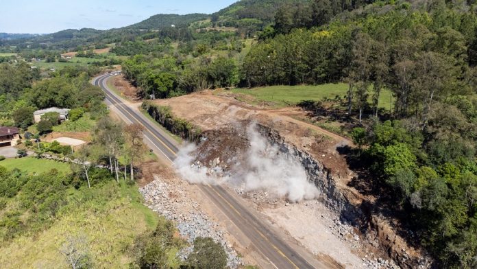 Detonação de rochas na BR-386/RS altera o tráfego, em Tio Hugo, nesta quinta (9) Detonação de rochas na BR-386/RS altera o tráfego, em Tio Hugo, nesta quinta (9)