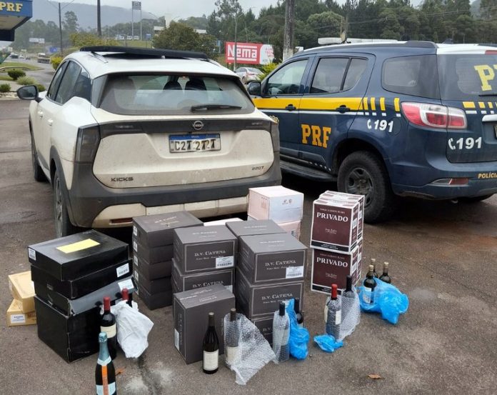 Carga com 178 garrafas de vinho é apreendida após perseguição na rodovia BR-470/SC, em Lontras, nessa quarta (29). Carga com 178 garrafas de vinho é apreendida após perseguição na rodovia BR-470/SC, em Lontras, nessa quarta (29).