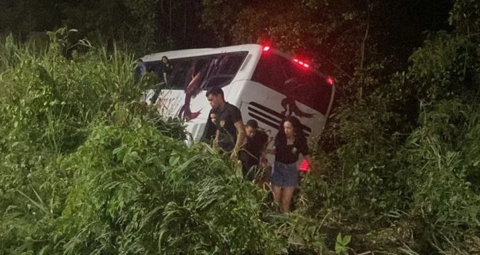 VÍDEO: Ônibus de estudantes sai da pista na AL-101, mas ninguém fica ferido