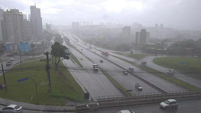 Concessionária orienta motoristas sobre direção segura em períodos de chuva Concessionária orienta motoristas sobre direção segura em períodos de chuva