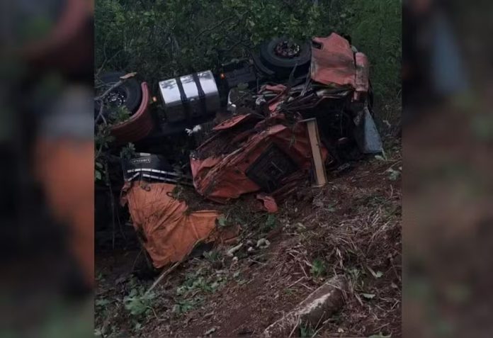 Caminhoneiro fica ferido em acidente na TO-080, em Divinópolis do Tocantins